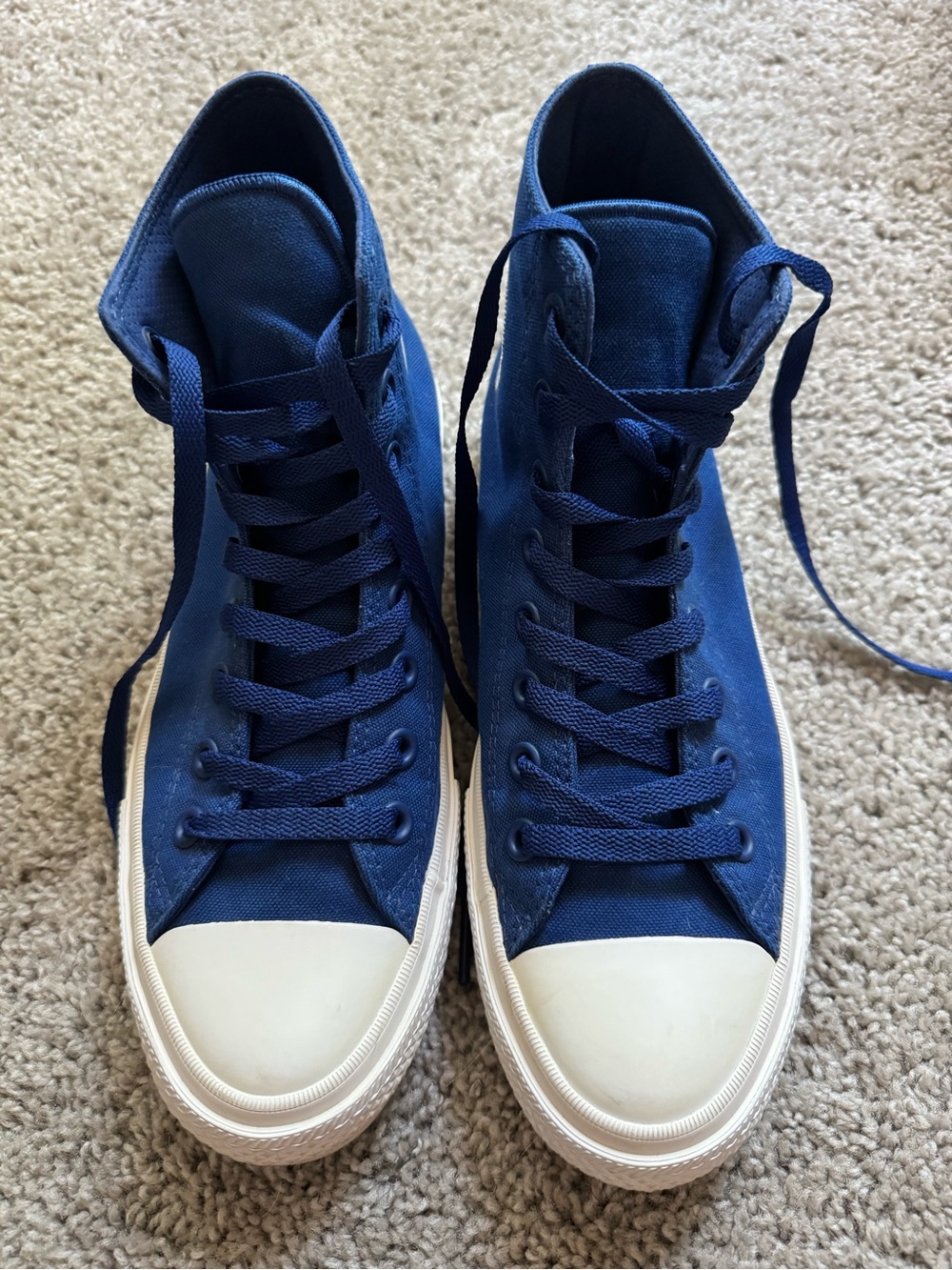 Classic High-Top converse chuck Taylor Sneakers in Navy and White - Picture 4 of 12